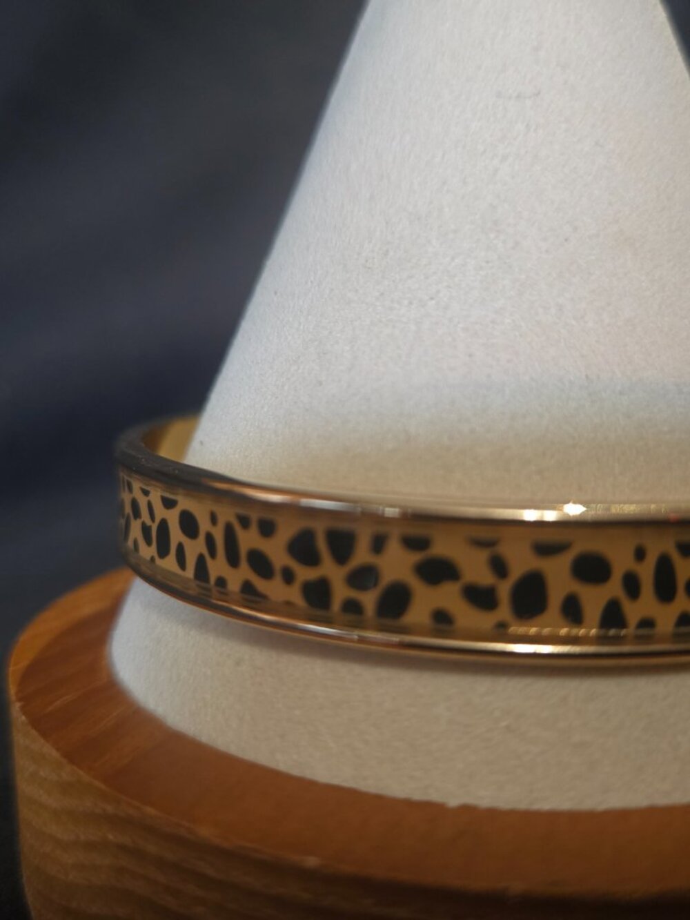 Chico's NWT Gold Tone Animal Print Slim Bangle Bracelet - Picture 3 of 6